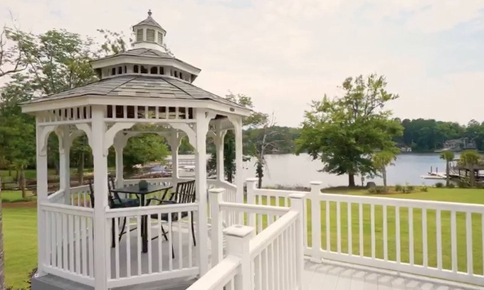 Columbia Casa | Amazing lake house on Lake Murray, Columbia w/ private dock, outdoor kitchen.