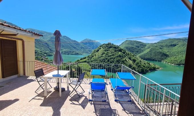 Castel di Tora Apartamento | Amazing Lake View