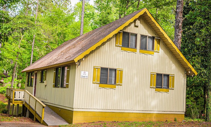 Pine Mountain Chalet De Esquí | Amazing Lake view chalet directly across from our pool