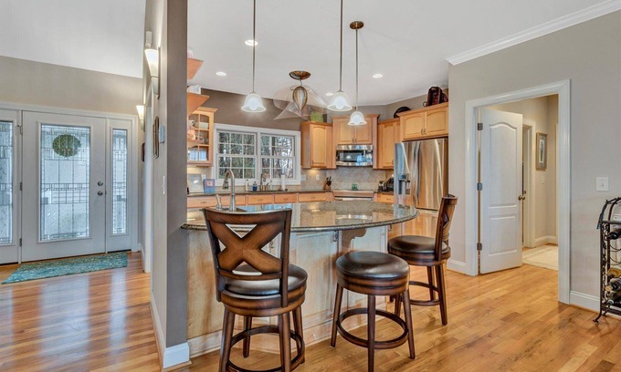 North Shore Casa | Amazing Lake Views and Close to Everything!