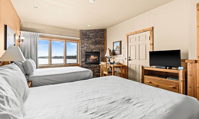 Two Harbors Apartamento | Amazing Lake Views, Studio, 2 Queen Beds & Pools
