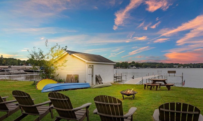 Fox Lake Cabaña | Amazing Lakefront Cottage sleeps 1-9 Mineola Bay Summer & Winter Fun