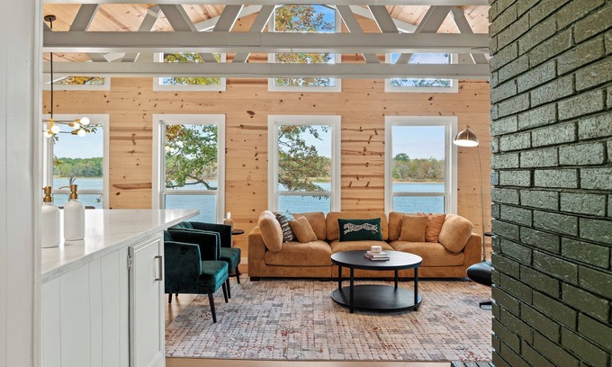 Gober Casa | Amazing Lakefront Fun, Game Night, Views on Deck