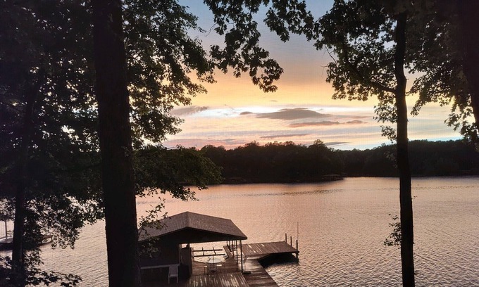 Wise Casa | Amazing LAKEFRONT Main Lake 5BR/3.5BA House. Quiet Cove, Close to Everything.