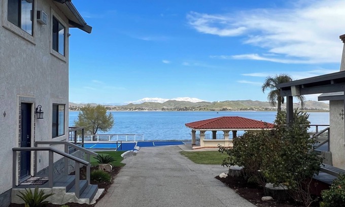 Lakeland Village Casa | Amazing, Lakeside Pickleball Retreat with 2 courts swim spa & outdoor kitchen