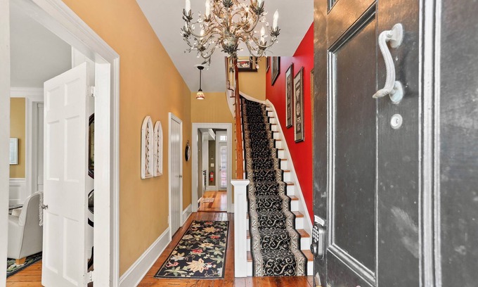 Hitch Village - Fred Wessels Homes Casa | Amazing Location-Parker House Est 1806-King Beds-Warren Sqr-Courtyard-Parking