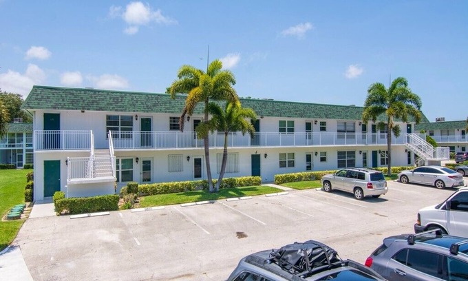Vero Beach Condominio | Amazing Location, this 2/2 is in the center of it all!
