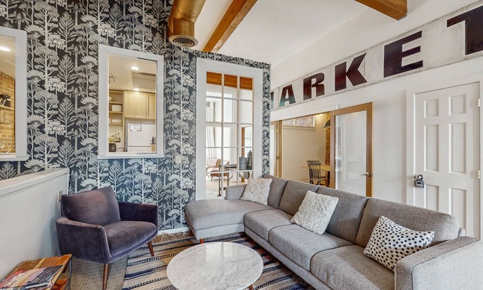 Pioneer Square Apartamento | Amazing Loft on Occidental Square with Private Roof Deck, City Views, WiFi & AC