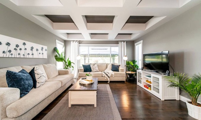 Southeast Edmonton Casa | ★Amazing Luxe Home★AC☀️HUGE Yard🌴FirePit🐶Friendly