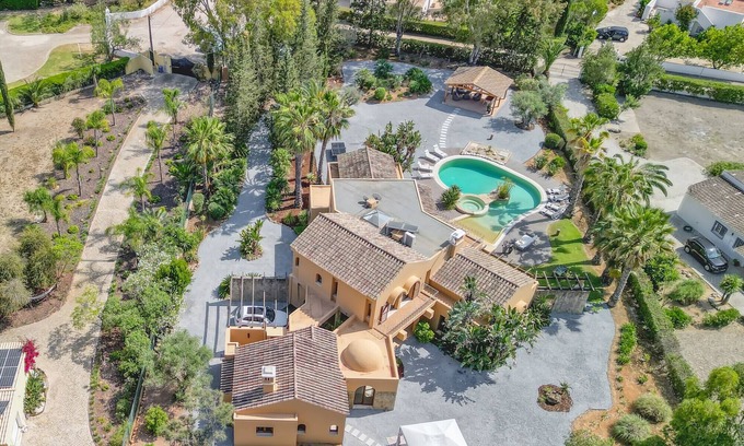 Penina Villa | Amazing luxury villa with jacuzzi inside the pool!