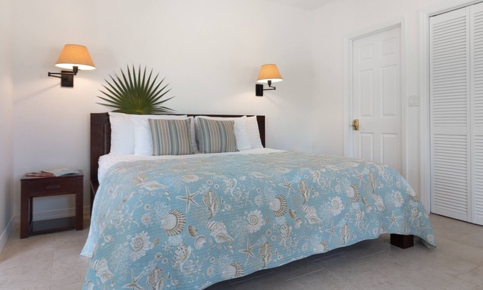 Long Bay Hills Apartamento | Karana Studio One - Moderno - En la playa - Piscina - Tiki Huts - Kayaks - SUPs