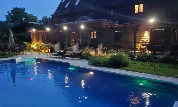 Cartierville Villa | Montreal Amplia casa de 8 habitaciones con vista al río y parque verde adyacente