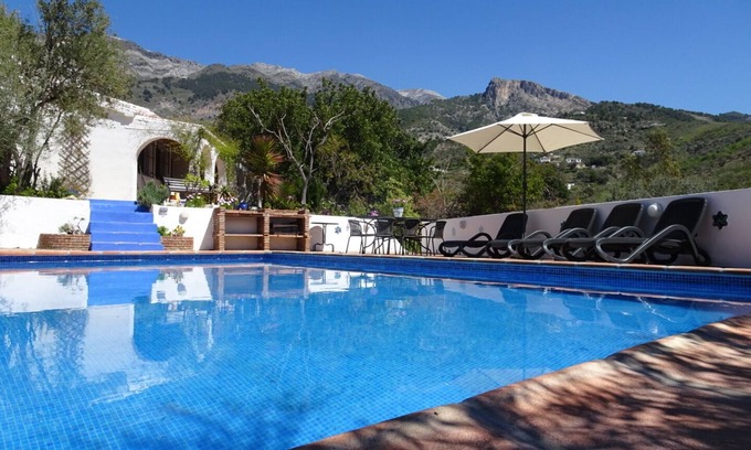 Canillas de Aceituno Villa | Increíbles vistas a la montaña: Villa privada rural en Andalucía con piscina propia. capacidad para 6 personas