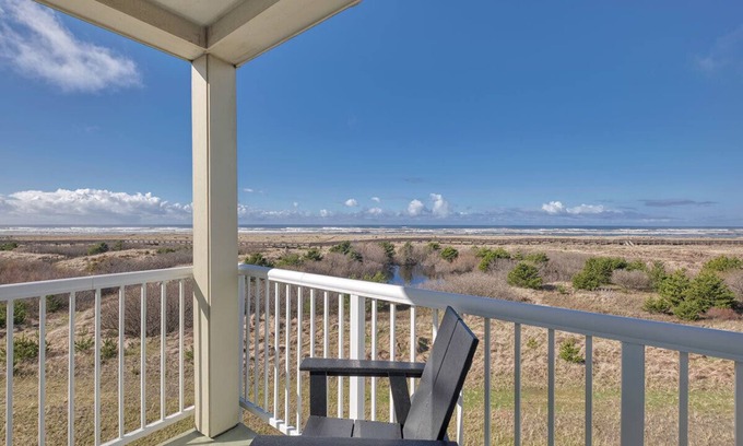 Long Beach Condominio | AMAZING OCEAN VIEW, Pets Ok, Steps to Town and Beach (StayS)