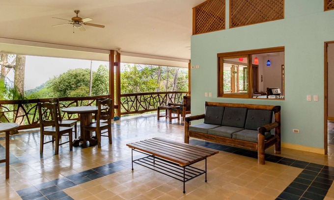 Portalón Casa | Casa Tucán, Casa Vacacional, Vistas al Mar, Catarata Privada