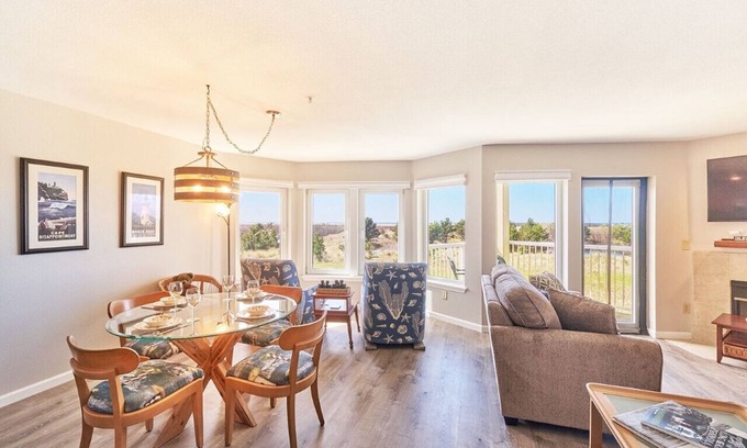 Long Beach Condominio | Amazing Ocean Views, Pets Ok, Walk To Town and Beach (Breeze)