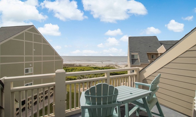 Long Beach Condominio | Amazing Ocean Views from Lovely 2 BR Condo w/ Pool at Oak Island Beach Villas.