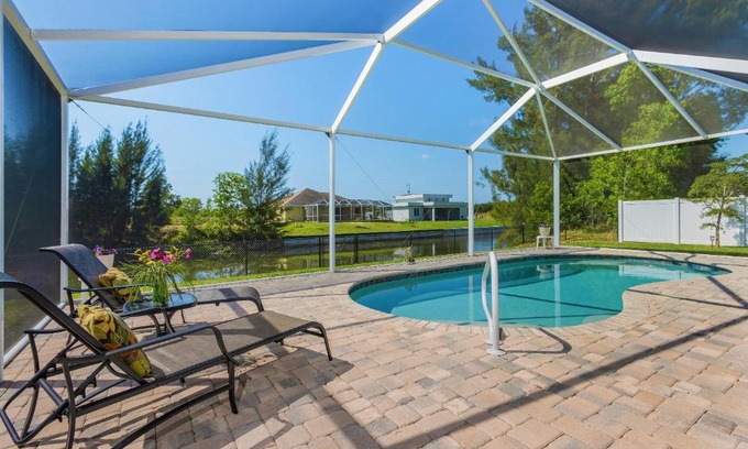 Trafalgar Casa | Amazing outdoor living on a freshwater canal, 4 bedrooms, pet-friendly - Villa Becky