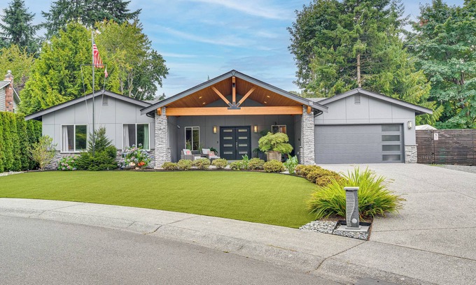 Silver Lake Casa | Amazing Outdoor Space! Everett Escape w/Hot Tub