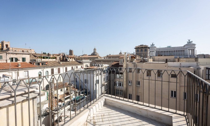 Rione III Colonna Apartamento | Amazing Piazza Venezia with Jacuzzi and terracesn