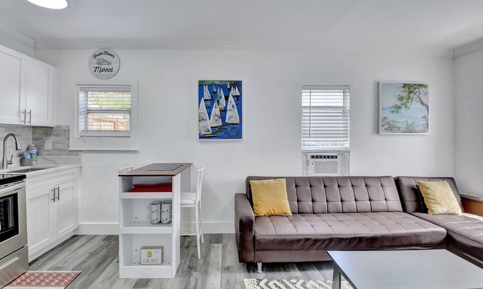 Pineapple Grove Arts District Cabaña | AMAZING PRIVATE COSY HOUSE, FENCED YARD, NEW, PETS