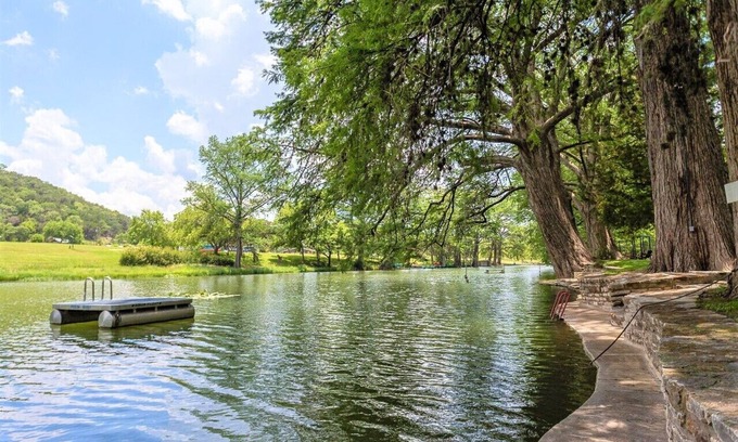 Hunt Casa | Amazing Private Riverfront! Rope swing, floating and concrete Dock! Sleeps 10!