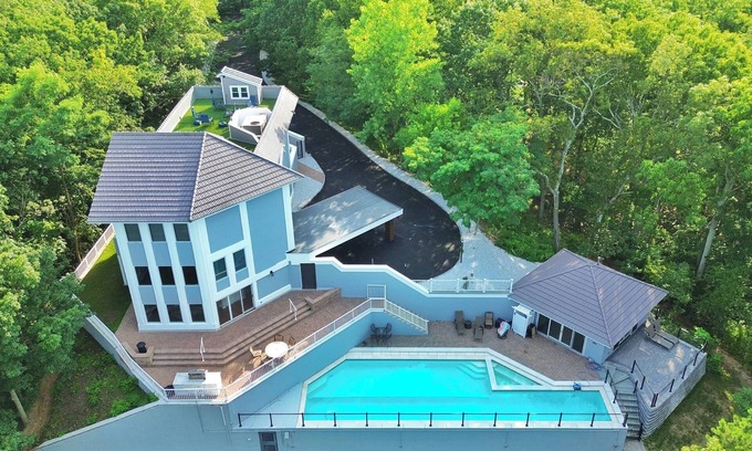 Neptune City Casa | Amazing resort 7-bedroom house with pool.. beautiful outdoor patio balcony