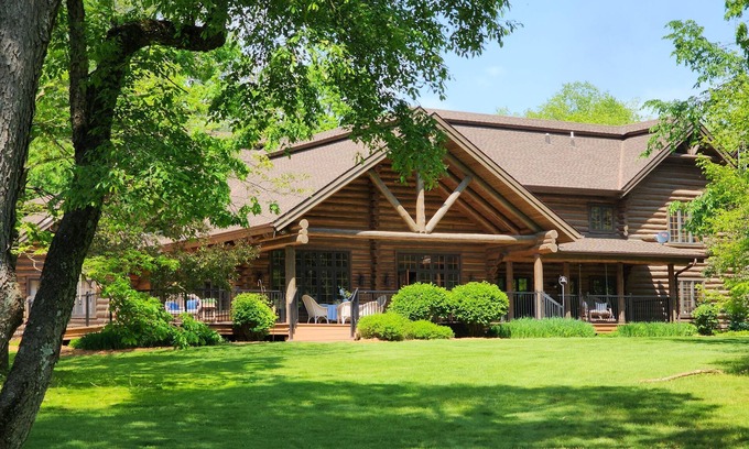 Holcomb Complejo | Amazing Retreat Property: Massive Luxury Lodge - Ensuite & Rustic Cabins for 80+