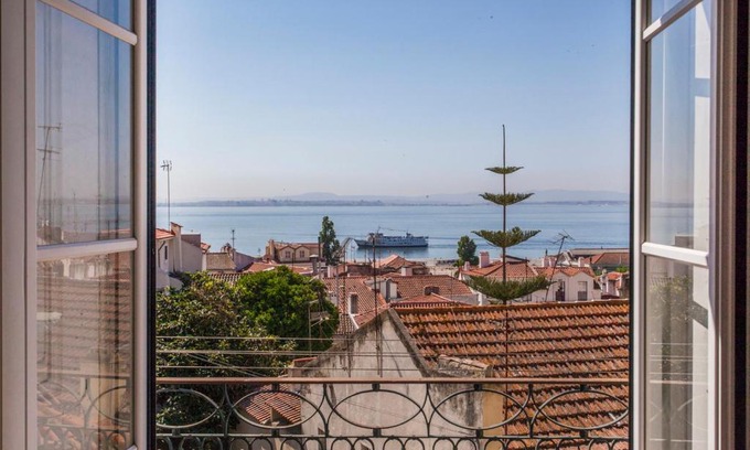 Santo Estevao Apartamento | Amazing river view in historical Lisbon