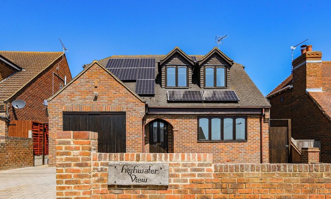 Sheerness Casa | Amazing Seaside House - Sea Views & Hot Tub - Few minutes walk to sea and beach