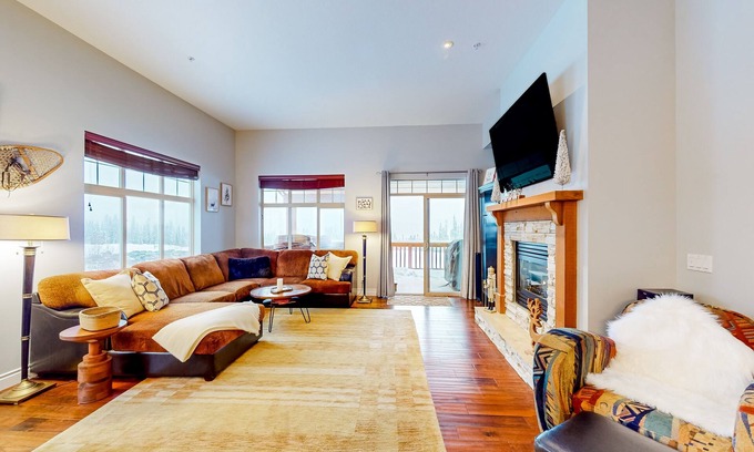 Big White Ski Resort Cabina | Amazing ski retreat with hot tub, fireplace, W/D & balcony views - walk to lifts