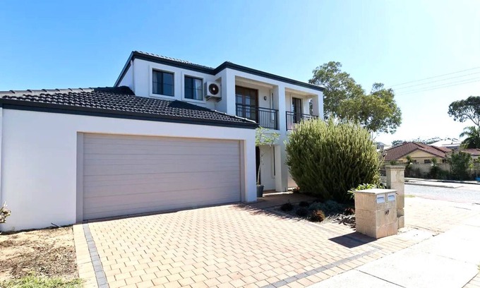 Doubleview Casa | Amazing spacious 4 bedroom,2 bathroom house perfect for event or family getaway.