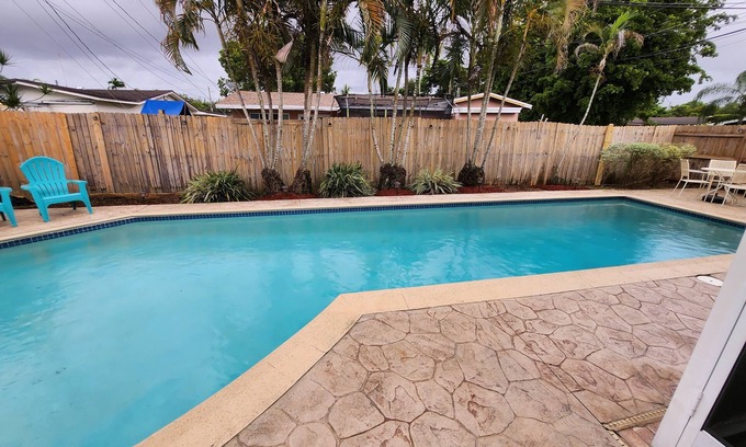 Miami Gardens Casa | Amazing Spacious 5 Bedroom Pool Home Home Away from Home in Great Location!!