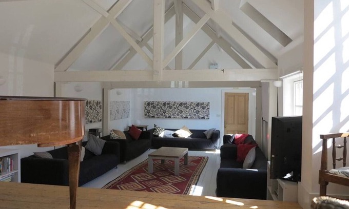 New Forest District Casa | Amazing Stables Building,with 12 bedrooms, Lyndhurst, centre of New Forest!