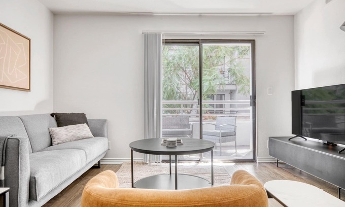 Studio City Apartamento | Amazing Studio City 2BR w/ Pool, Gym & W/D, nr Olive Ave, by Blueground