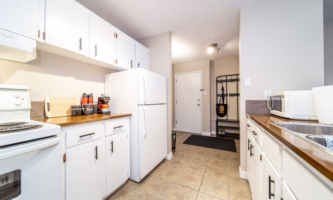 North Central Edmonton Apartamento | Amazing Studio Suite & Workspace
