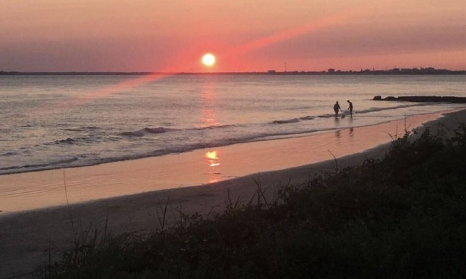 Charleston County Condominio | Amazing Sunsets & Virtually Private Beach
