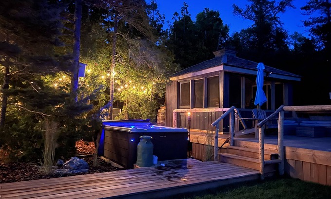 Northern Bruce Peninsula Cabina | Amazing Sunset Beach Cabin