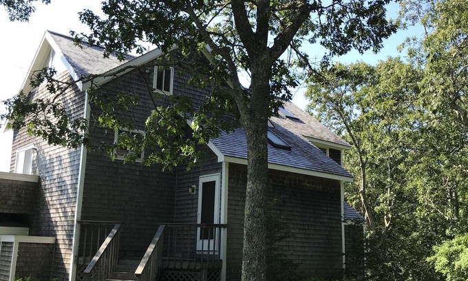 Vineyard Haven Casa | Amazing sunsets. Beautiful 3 bedroom home on 4 acres near Lamberts Cove Beach