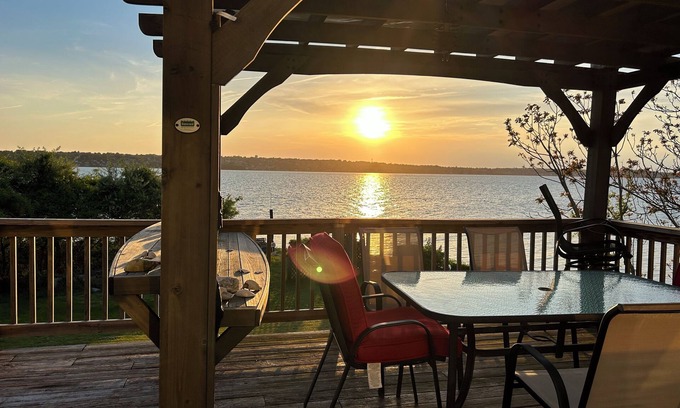 Tiverton Casa | Amazing Sunsets Water Front Private Beach Big Yard Close To Newport and Bristol