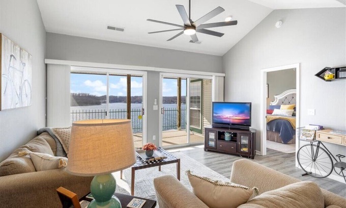Lakeland Condominio | AMAZING TOP FLOOR LAKE VIEWS! UPDATED CONDO, 3 BR/2BA, GREAT LOCATION, 39' SLIP