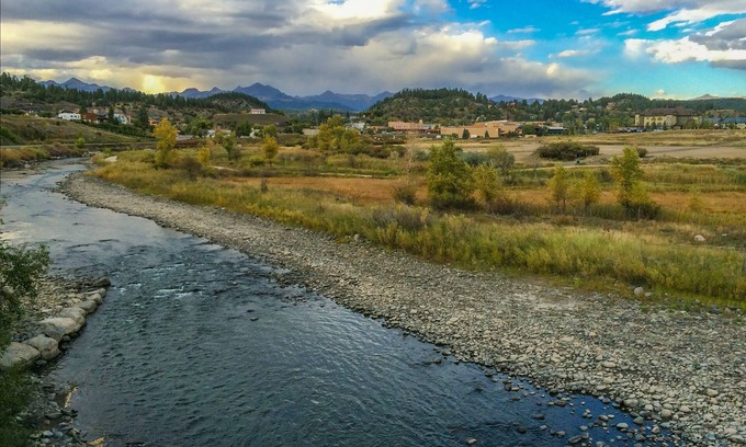 Pagosa Springs Casa | Amazing Town home Justo en el río San Juan, grandes vistas, cerca de la ciudad, aire acondicionado central