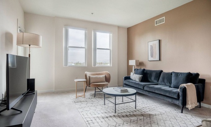 Union City Apartamento | Amazing Union City 2BR w/ Pool & Spa, nr BART, by Blueground