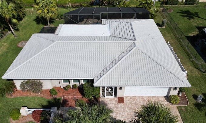 Laurel Casa | Amazing updated 2/2 Nokomis home with heated pool!