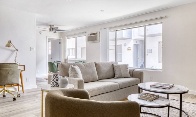Valley Village Apartamento | Amazing Valley Village 2BR w/ Pool, BBQ, near Ventura Blvd, by Blueground