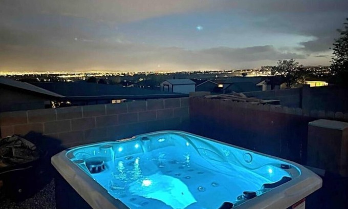 Rio Rancho Casa | AMAZING VIEW! Beautiful Luxury Home+Hot-Tub Patio