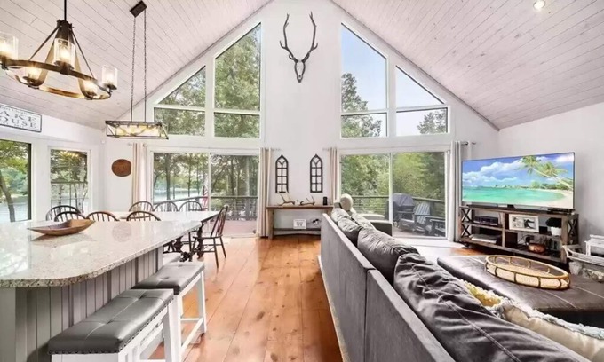 Lake Oconee Casa | Amazing view, deep water cove, huge firepit… 2 SUPs and 2 kayaks included