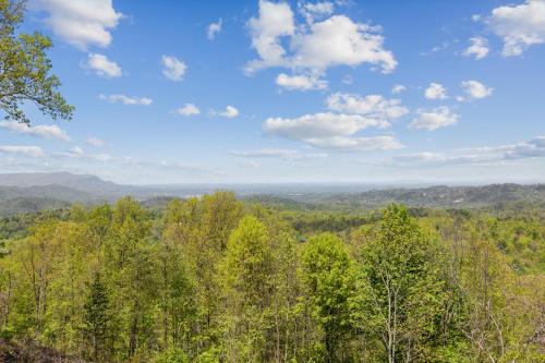 Gatlinburg - Pigeon Forge Casa | Amazing View Lodge, Your Ultimate 5-Bedroom Cabin Retreat in Sky Harbor Resort