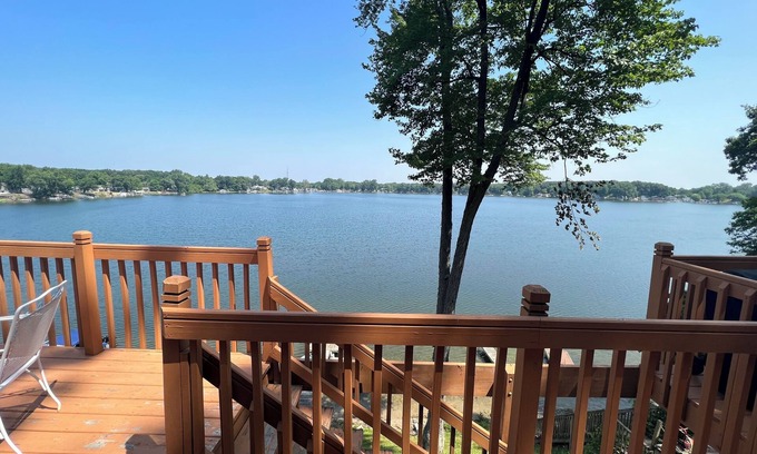 Middlebury Casa | Amazing view of Stone Lake from top deck. Thirty five miles from Notre Dame.