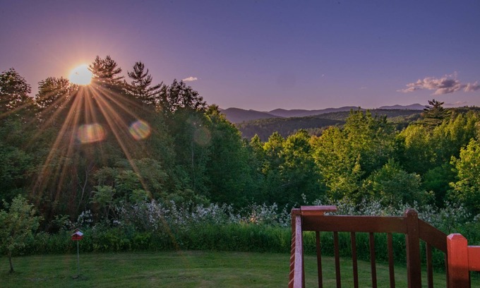 Waterbury Center Apartamento | Amazing View, Walk to lake, very Central, borders state park. NEWLY RENOVATED!